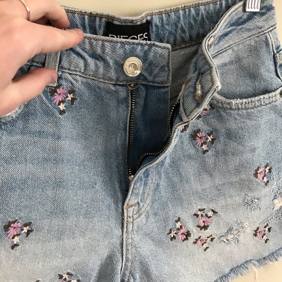 NWT ASOS Pieces Embroidered Floral High Waisted Distressed Frayed Denim Shorts - Picture 7 of 11
